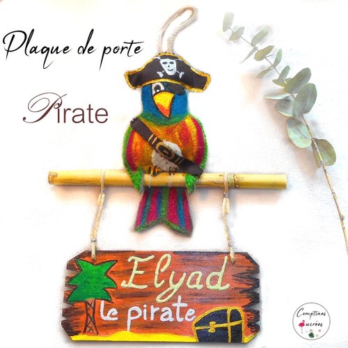 Plaque de porte pirate personnalisable en bois avec perroquet