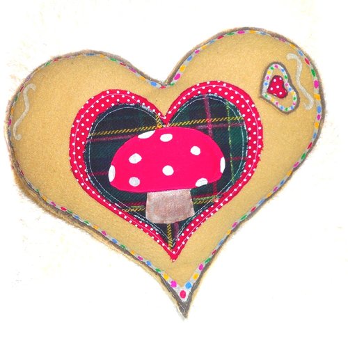 Joli coussin enfant en forme de cœur avec champignon style cœur pain d'épice