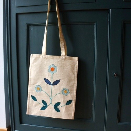 Printemps. tote bag, sac cabas réutilisable en tissu avec motif fleuri folk art. idée cadeau