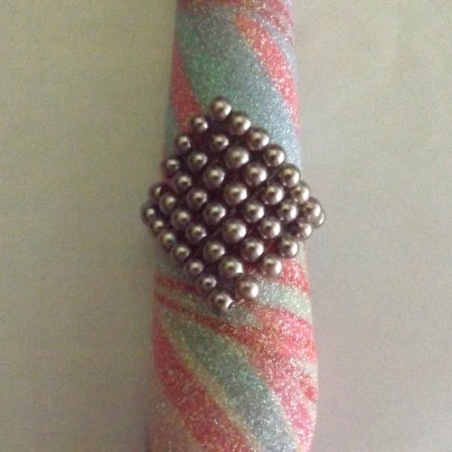 Bague pour femme forme triangle en perles de verre