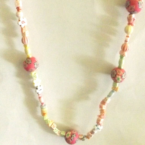 Collier sautoir en perles résine de formes différentes