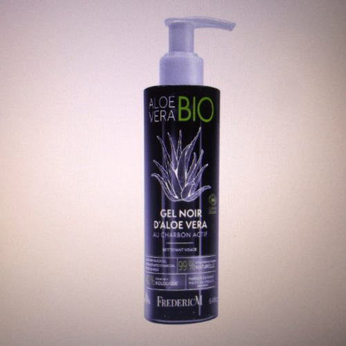 Gel noir d'aloe vera au charbon pour le visage
