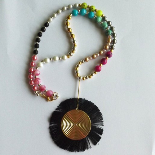 Collier en perles et pendentif