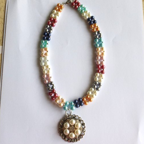 Collier ras de cou en perles avec pendentif