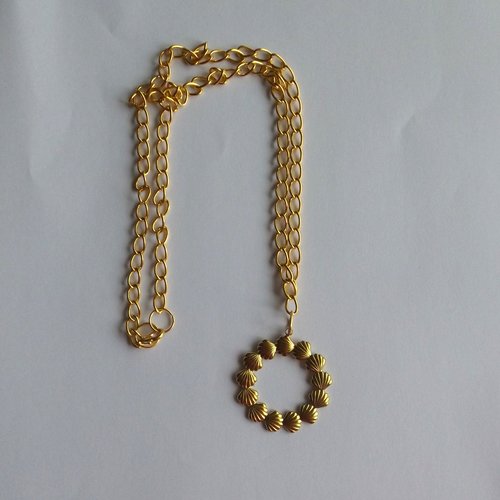 Collier en chaîne et pendentif