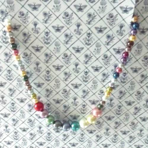 Collier ras de cou en perles en verre