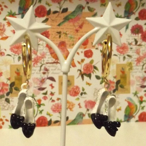 Créoles avec pendentifs en forme de chaussures haute couture