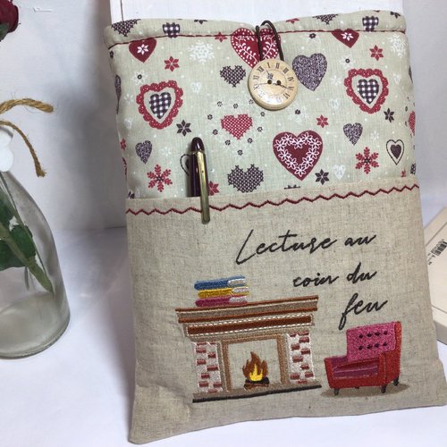 Pochette livre brodée