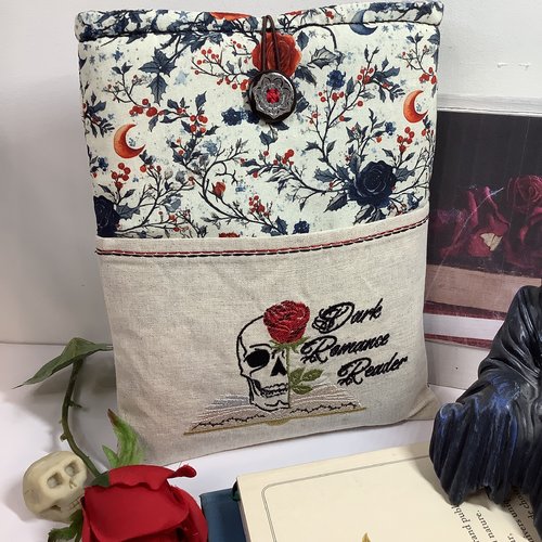 Pochette livre brodée pour fan de dark romance