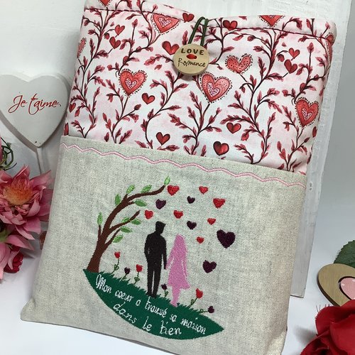 Pochette livre brodée thème amour romance