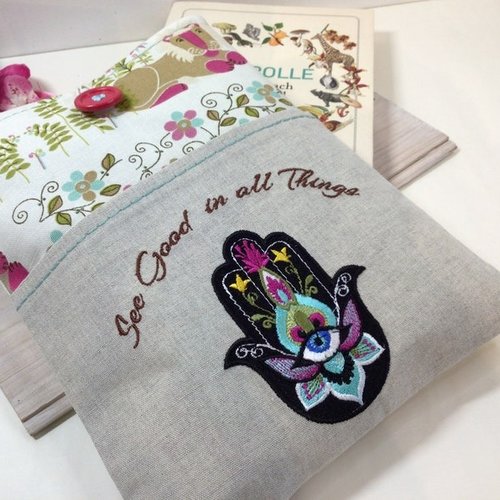 Pochette livre brodée main hamsa