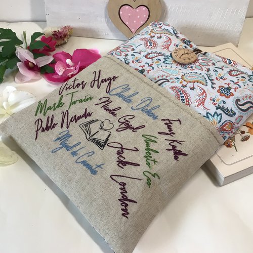 Pochette livre tissu doublée molletonnée brodée