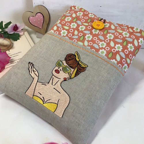 Pochette pour livre, brodée , doublée, molletonnée