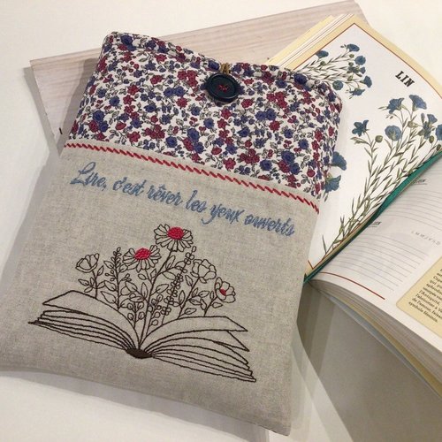 Pochette livre avec poche extérieure brodée