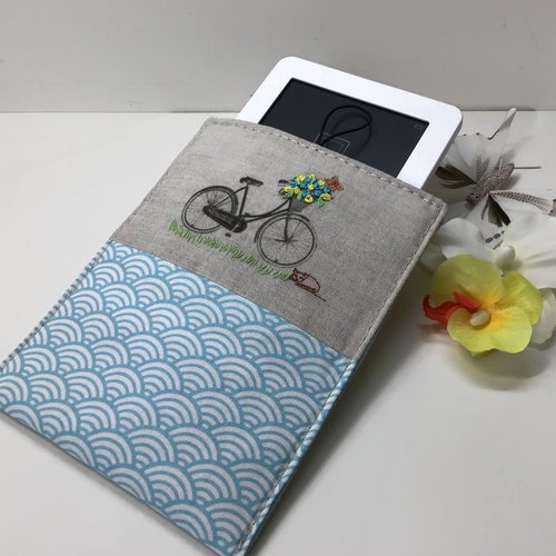 Protection liseuse ou tablette  , couvre tablette tissu , idée cadeau ,etui ipad, protège tablette thème bicyclette