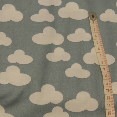 Coupon de tissu coton fond gris motif nuages blancs