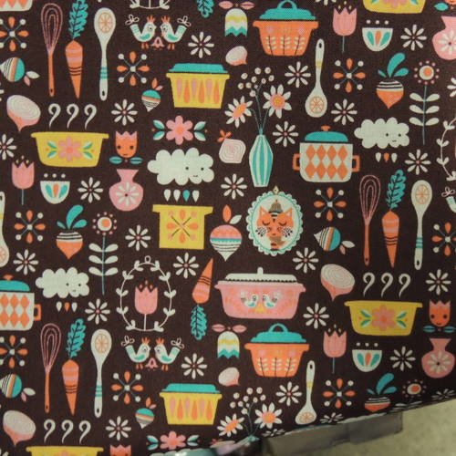 Tissu coton patchwork riley blake fond marron motifs ustensiles de cuisine multicolores 