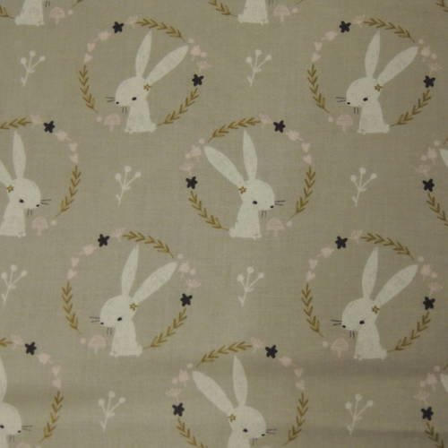 Coupon de tissu camelot fabrics fond beige motif lapins