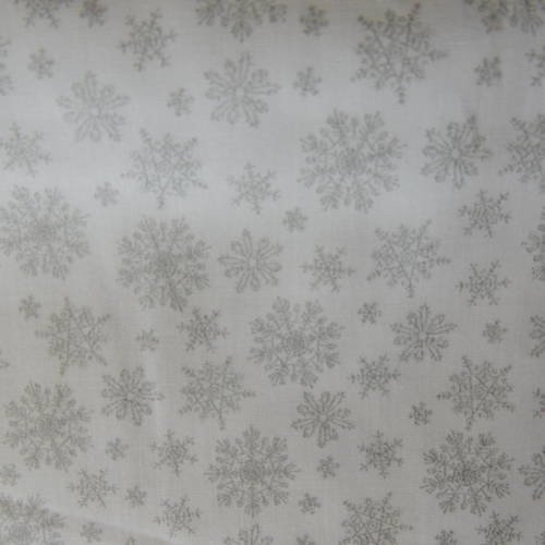 Tissu patch windham fabrics fond blanc motifs flocons argentés 