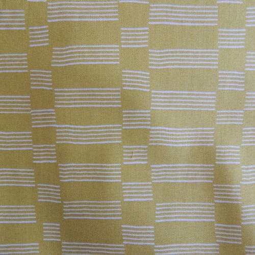 Coupon de tissu patch fond ocre motif rayures blanches 