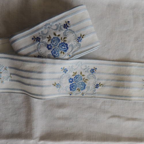Ruban/galon fond blanc bordé bleu à motif fleurs bleues largeur 5 cm 