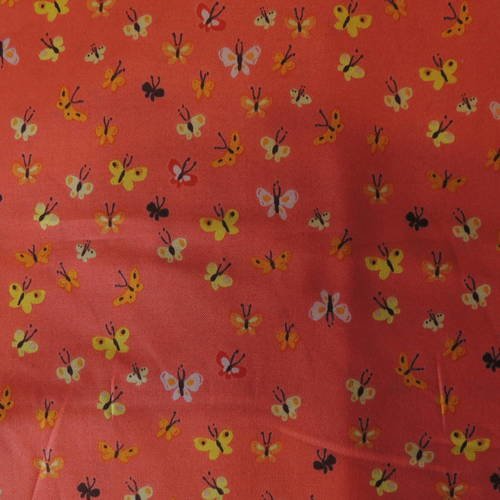 Coupon de tissu patchwork fond corail motifs papillons multicolores 