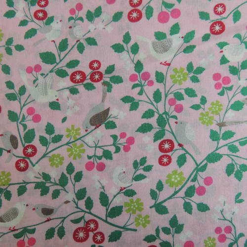 Coupon de tissu coton fond rose motif oiseaux 