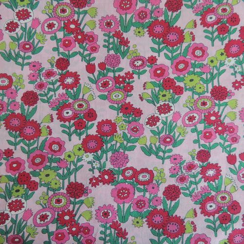 Coupon de tissu coton fond rose motifs fleurs rouges et roses 