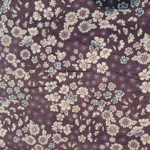 Coupon de tissu popeline de coton fond prune fleurs crème et bleues (8)