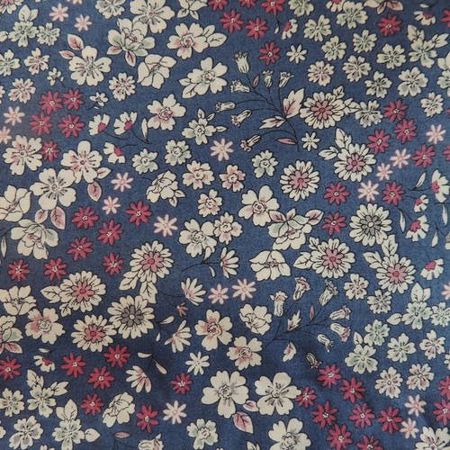 Coupon de tissu popeline de coton fond bleu fleurs crème et rouge (7)