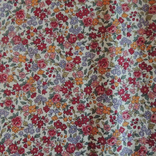 Coupon de tissu popeline de coton fond crème motifs fleurs orange et rouge (19)
