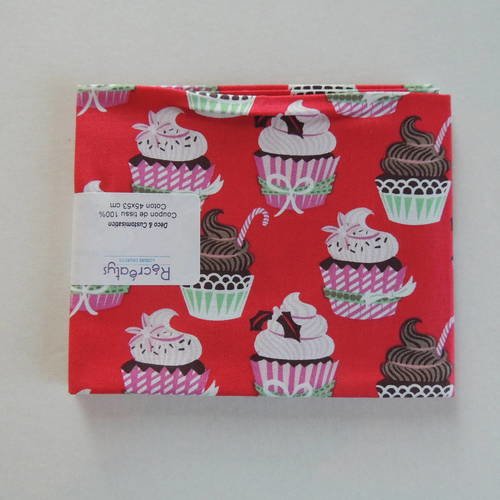 Coupon tissu patchwork américain motif cupcakes fond rouge 