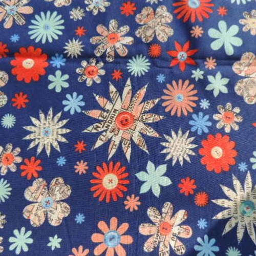 Tissu patch retro windham fabrics fond bleu motifs fleurs et plans 