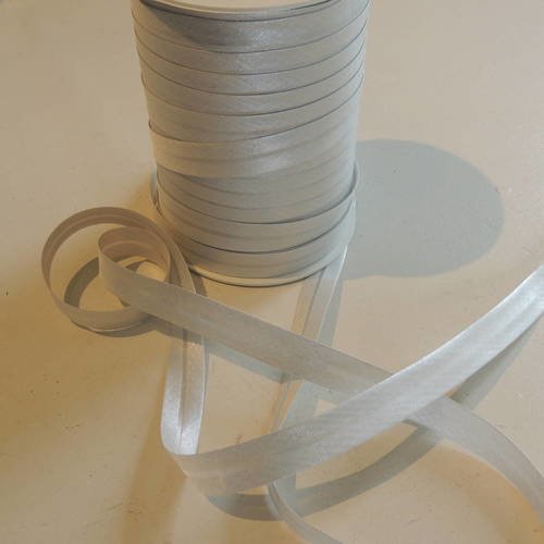 Biais replié polyester uni lamé couleur argent largeur 1.4cm 
