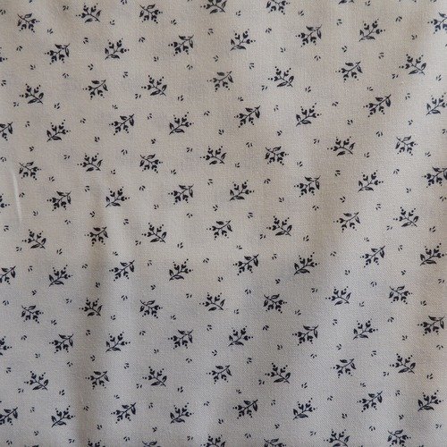Coupon de tissu coton  fond blanc motif feuilles bleu marine