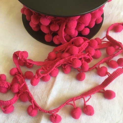 Galon pompons couleur rose largeur 1 cm