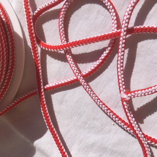 Cordon tricoté, polyester, bicolore, rouge et blanc, largeur 4,5 mm