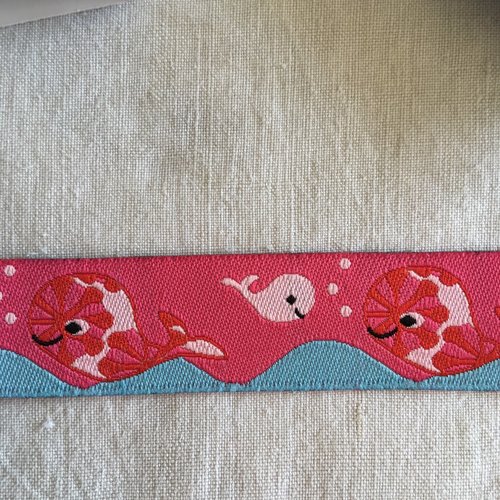 Ruban tissé, motif baleines, couleur rouge et rose, largeur 20 mm, carte de 2 mètres