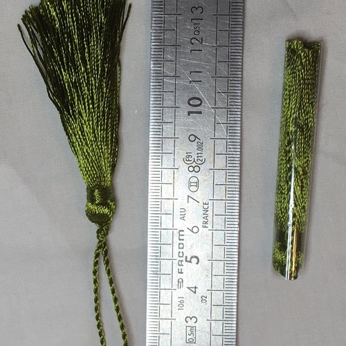 Pompon à fil rayonne longueur 7 cm couleur vert kaki