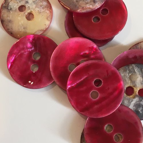 Bouton fantaisie rond nacre couleur rose fuschia diamètre 18 mm 