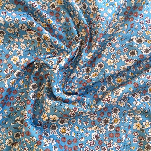 Coupon de tissu popeline de coton fond bleu à fleurs (28)