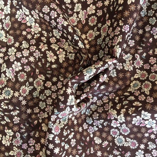 Coupon de tissu popeline de coton fond marron motif fleurs (10)