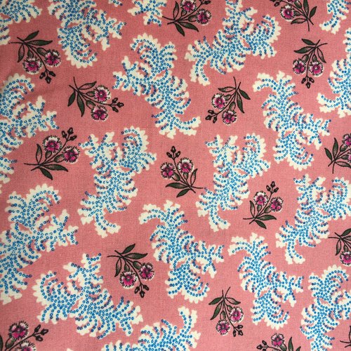 Coupon de tissu coton fond rose motif fleurs (mt33)