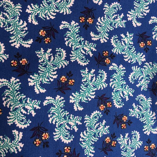 Coupon de tissu coton fond bleu motif fleurs (mt32)