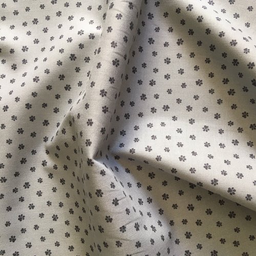 Coupon de tissu coton fond blanc motif pattes de chat