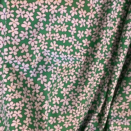 Tissu coton fond vert, motif fleurs (mt108), vendu par 50 cm