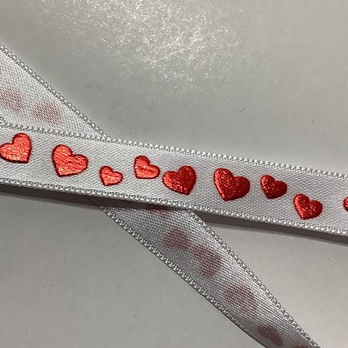 Ruban satin fantaisie, couleur blanc motif cœurs rouges, largeur 12 mm