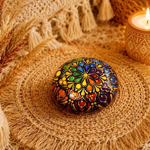Galet naturel peint à la main – décoration bohème et artisanale