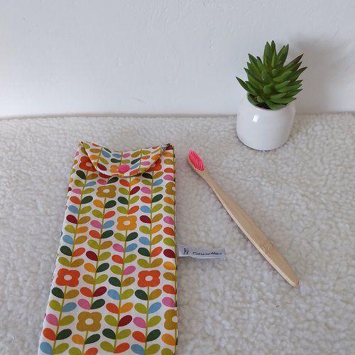 Étui brosse à dents et dentifrice