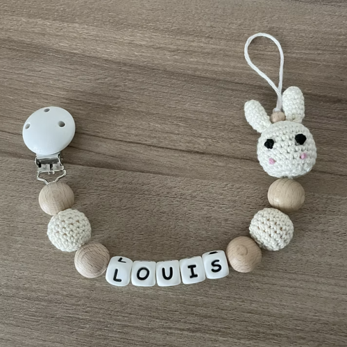 Attache-tétine personnalisé – motif lapin crochet